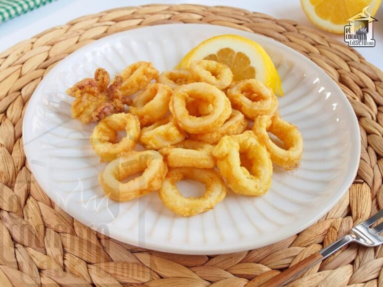 Pulpo frito en un plato con rodajas de limón.