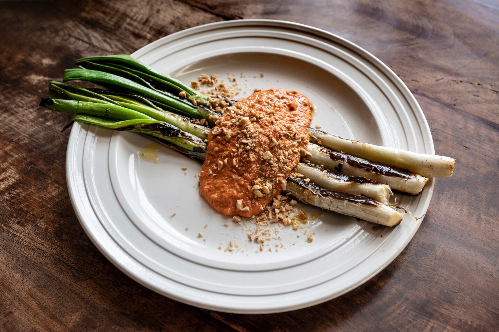 Un plato con espárragos.