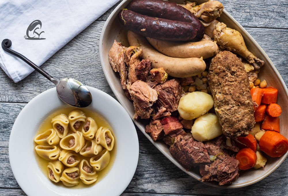 Un plato lleno de carne, verduras y fideos.